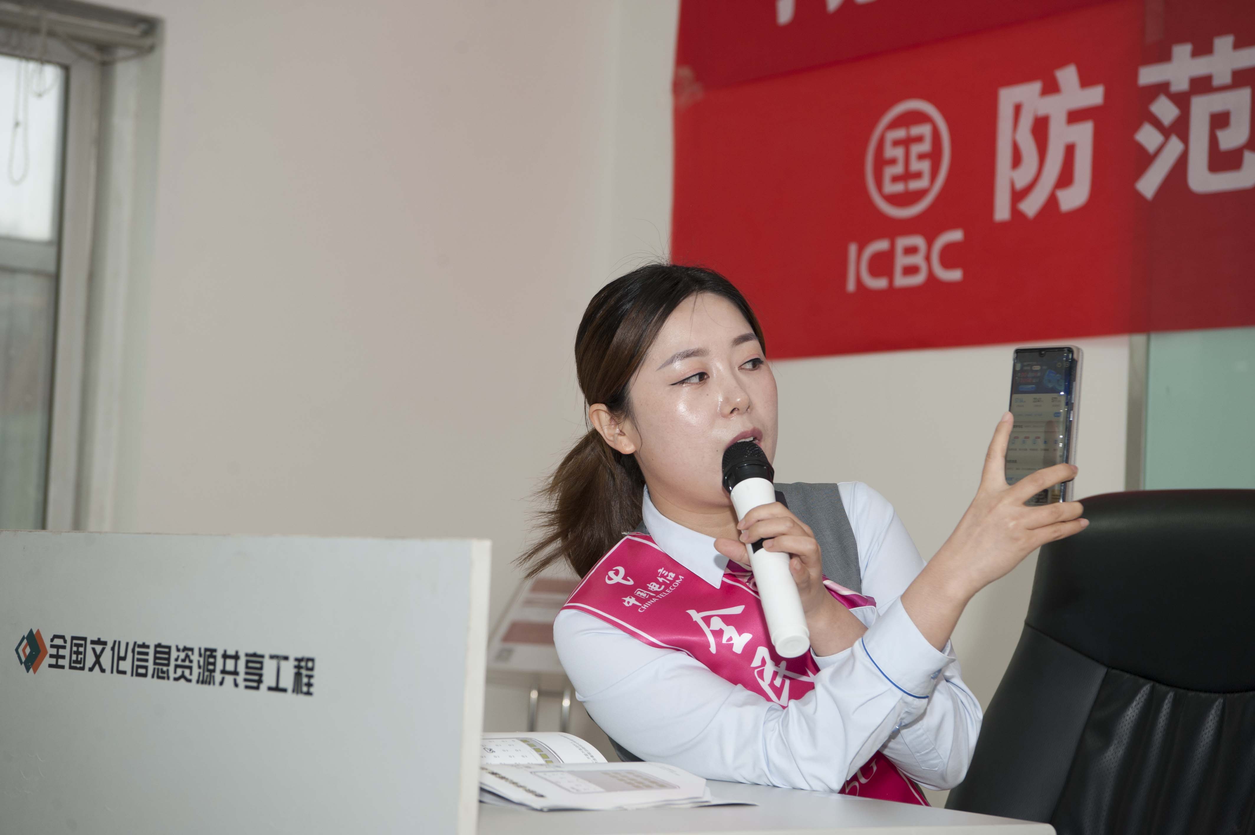 高格格為老年人講解智能手機使用.jpg 高格格為老年人講解智能手機使用.jpg