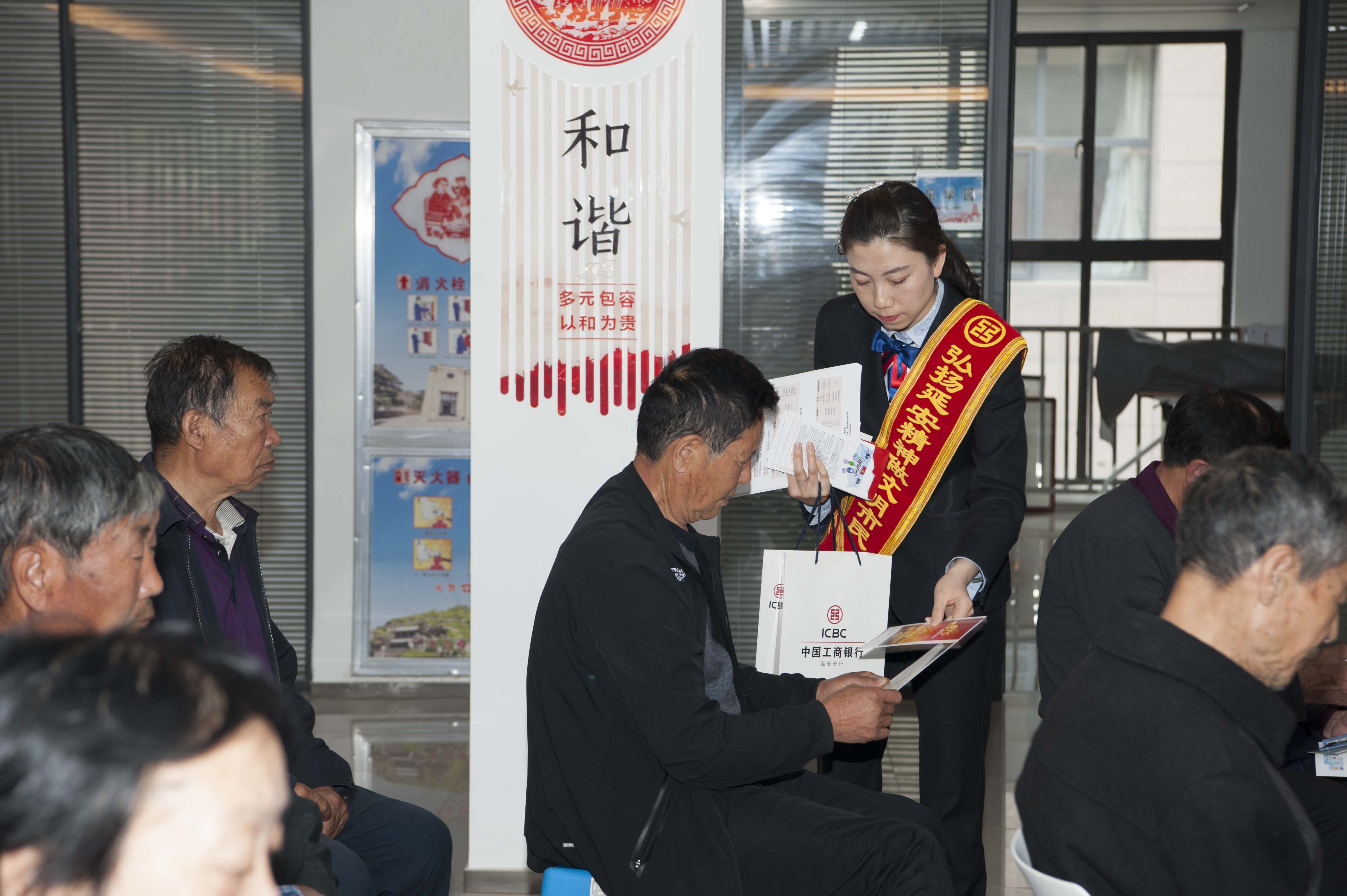 工行工作人員在發(fā)放防金融詐騙知識材料.jpg 工行工作人員在發(fā)放防金融詐騙知識材料.jpg