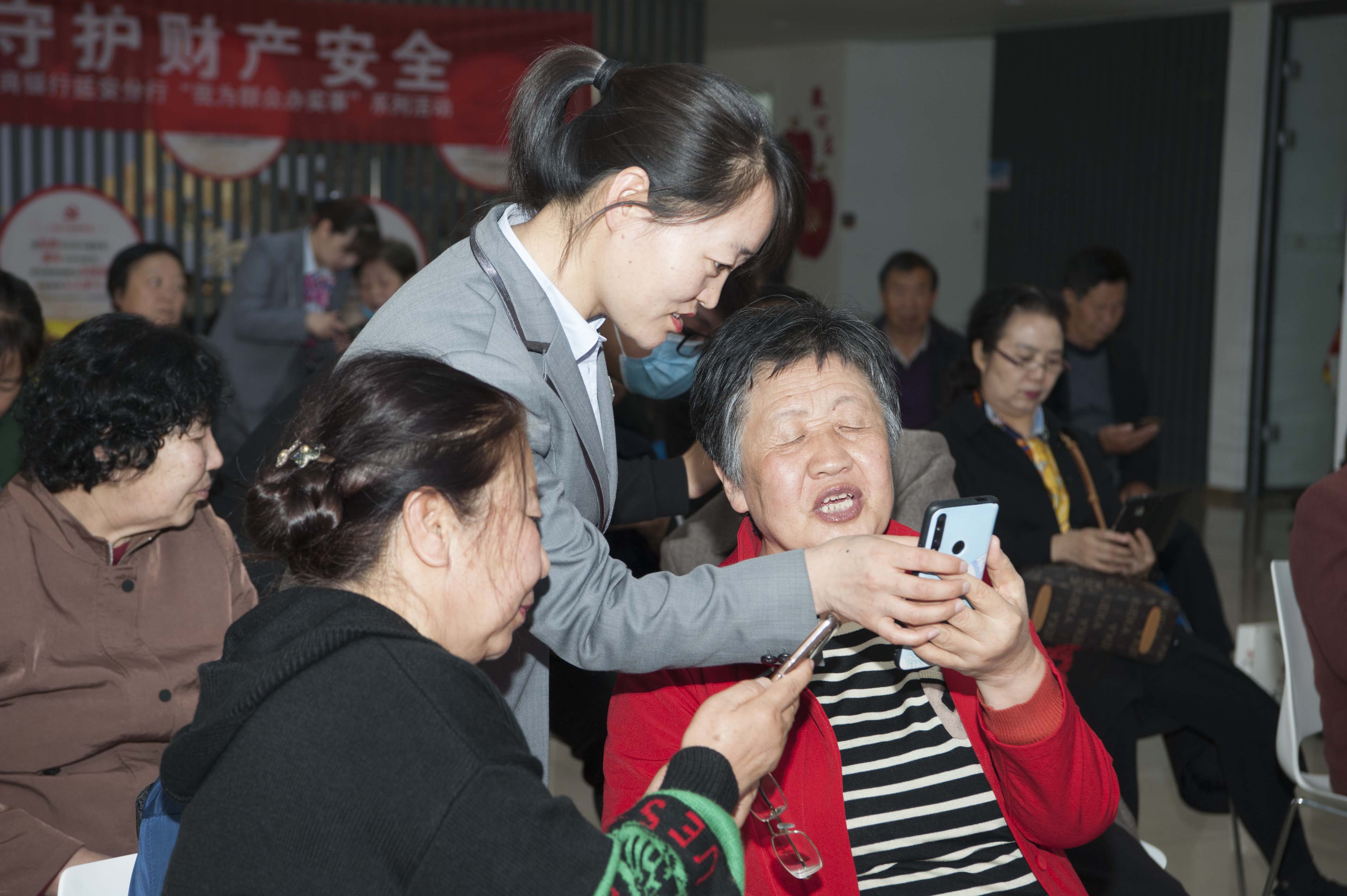 電信人員在一對一指導老年人使用智能手機.jpg 電信人員在一對一指導老年人使用智能手機.jpg